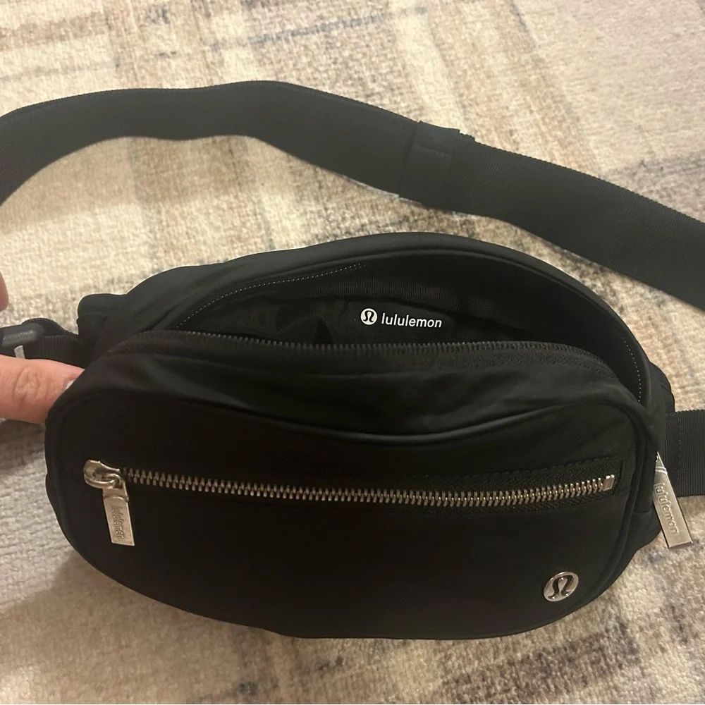 Lululemon Wanderlust Black Belt Bag - Picture 2 of 3